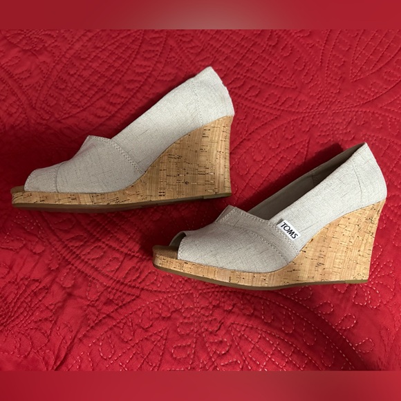 TOMS Women's Cream Wedge Shoes size 8.5 - Picture 1 of 3